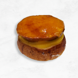 Suizo con crema y yema tostada